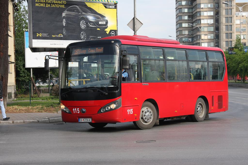 Kleiner Yutong Stadtbus Wagen 115 am 20.5.2017 vor dem Hauptbahnhof in Skopje in Mazedonien.
