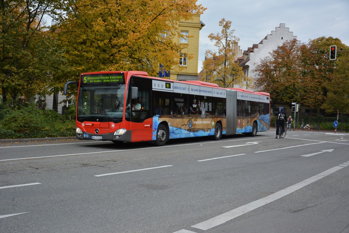 KN-C 1130 fährt am 06.10.2015 als Linie 5 durch Konstanz. Aufgenommen wurde ein Mercedes Benz Citaro der 2. Generation.
