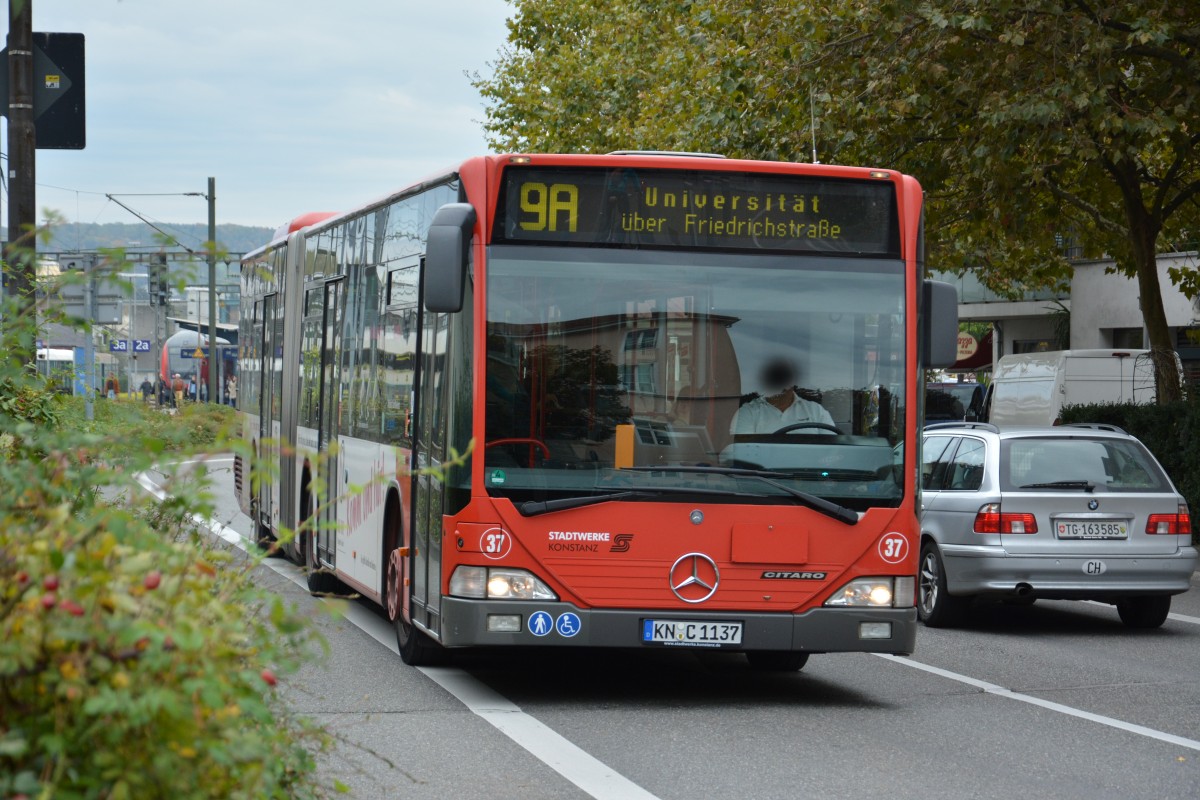 KN-C 1137 fährt am 06.10.2015 als Linie 9A durch Konstanz. Aufgenommen wurde ein Mercedes Benz Citaro.
