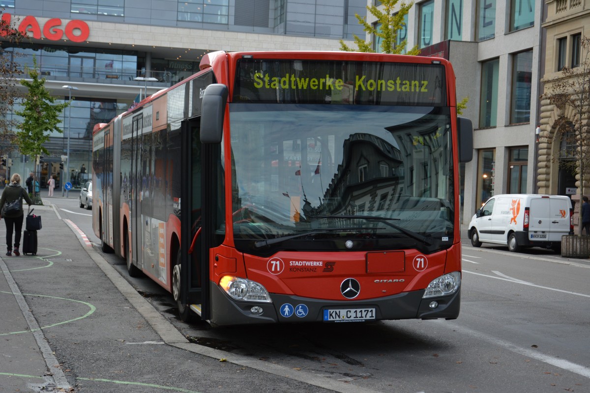 KN-C 1171 fährt am 07.10.2015 durch Konstanz. Aufgenommen wurde ein Mercedes Benz Citaro der 2. Generation.
