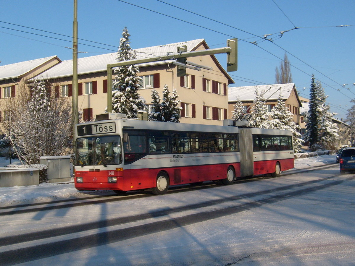Knapp zwei Monate vor seiner Ausmusterung fährt Stadtbus Nr. 148 am 26. Dezember 2010 beim Bahnhof Oberi vorbei.