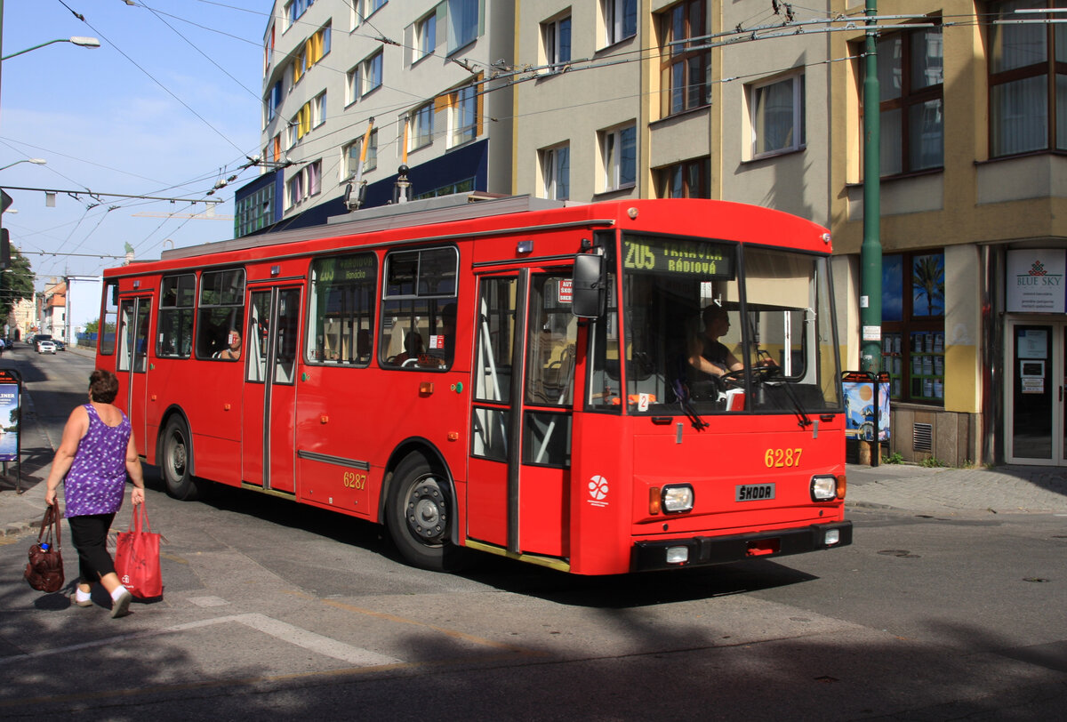 �koda 14Tr Trolleybus 6287, Linie 205, Cintor�nska/Rajsk�, Bratislava, am 8. August 2013.