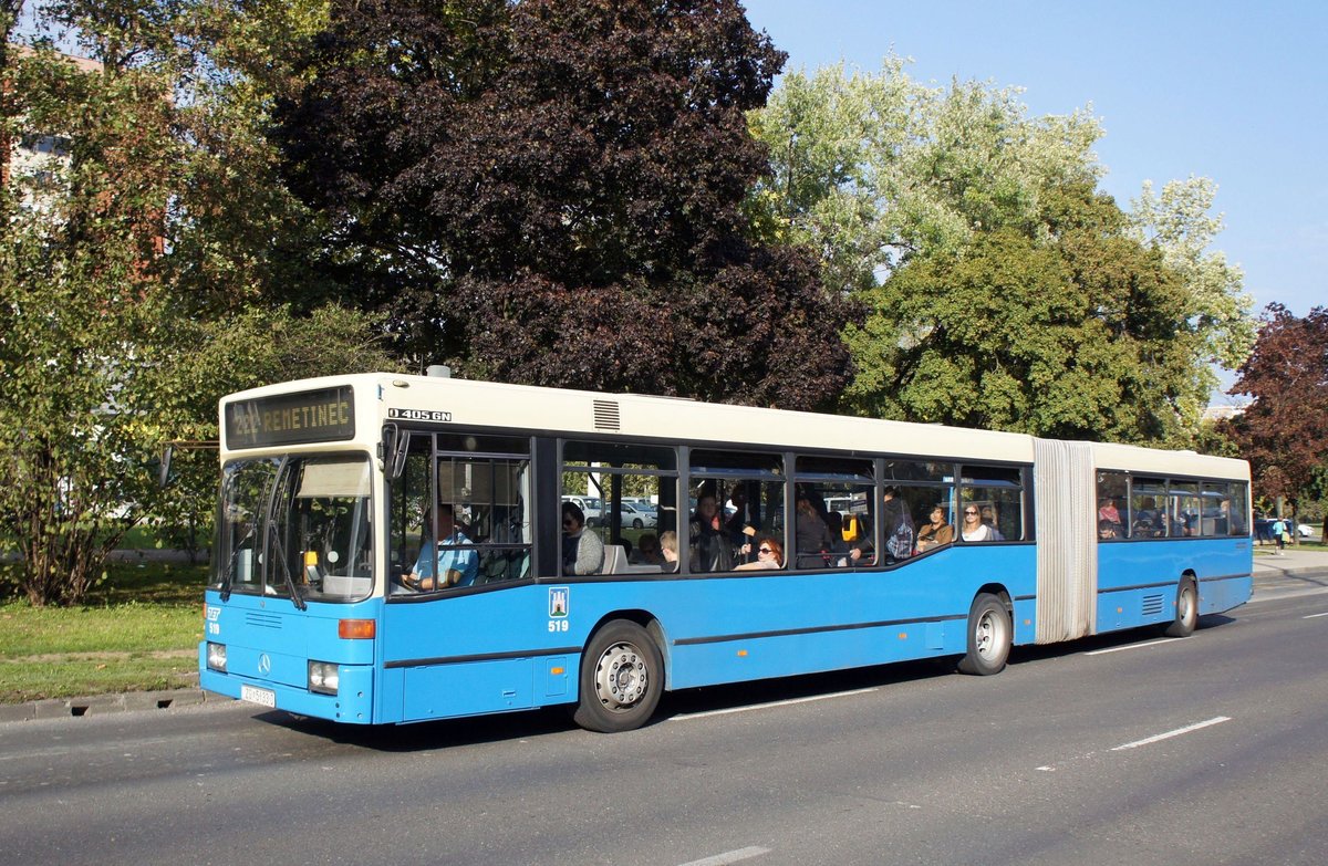 Kroatien / Bus Zagreb / Autobus Zagreb / Zagrebački Električni Tramvaj (ZET): Mercedes-Benz O 405 GN - Wagen 519, aufgenommen im Oktober 2017 an der Haltestelle  Središće  im Stadtgebiet von Zagreb.