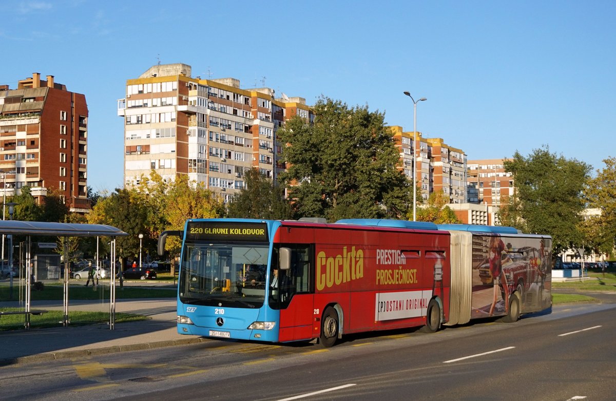 Kroatien / Bus Zagreb / Autobus Zagreb / Zagrebački Električni Tramvaj (ZET): Mercedes-Benz Citaro Facelift G - Wagen 210, aufgenommen im Oktober 2017 an der Haltestelle  Sopot  im Stadtgebiet von Zagreb.