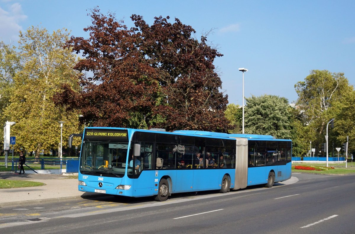 Kroatien / Bus Zagreb / Autobus Zagreb / Zagrebački Električni Tramvaj (ZET): Mercedes-Benz Citaro Facelift G - Wagen 202, aufgenommen im Oktober 2017 an der Haltestelle  Središće  im Stadtgebiet von Zagreb.