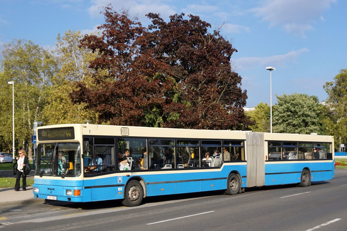 Kroatien / Bus Zagreb / Autobus Zagreb / Zagrebački Električni Tramvaj (ZET): MAN NG - Wagen 151, aufgenommen im Oktober 2017 an der Haltestelle  Sredi¨će  im Stadtgebiet von Zagreb.