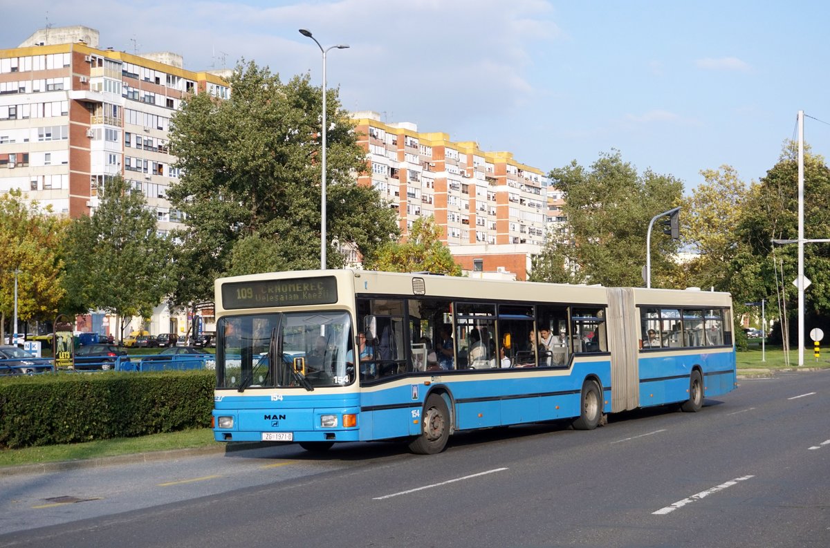 Kroatien / Bus Zagreb / Autobus Zagreb / Zagrebački Električni Tramvaj (ZET): MAN NG - Wagen 154, aufgenommen im Oktober 2017 an der Haltestelle  Sopot  im Stadtgebiet von Zagreb.