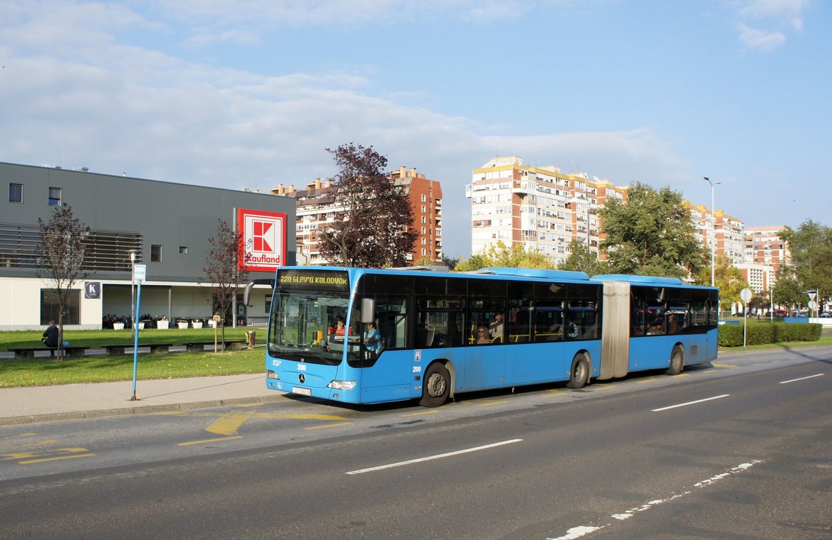 Kroatien / Bus Zagreb / Autobus Zagreb / Zagrebački Električni Tramvaj (ZET): Mercedes-Benz Citaro Facelift G - Wagen 200, aufgenommen im Oktober 2017 an der Haltestelle  Sopot  im Stadtgebiet von Zagreb.