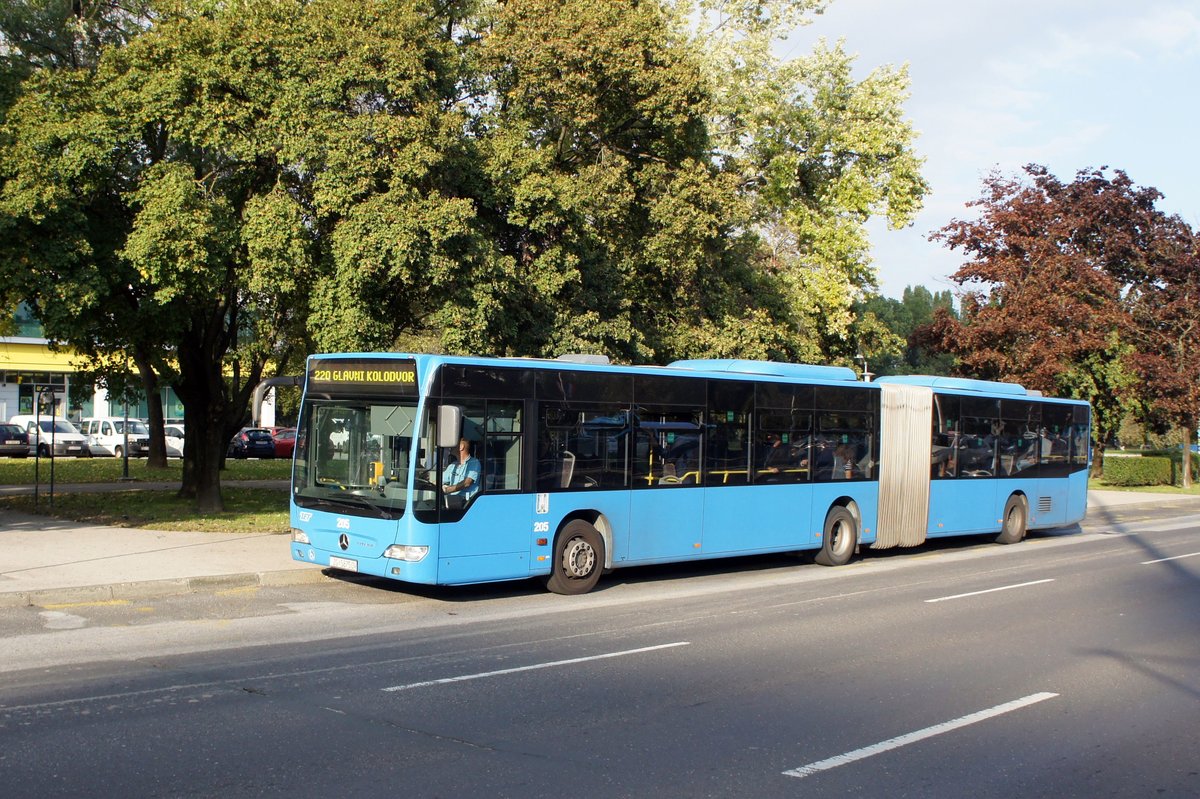 Kroatien / Bus Zagreb / Autobus Zagreb / Zagrebački Električni Tramvaj (ZET): Mercedes-Benz Citaro Facelift G - Wagen 205, aufgenommen im Oktober 2017 an der Haltestelle  Središće  im Stadtgebiet von Zagreb.