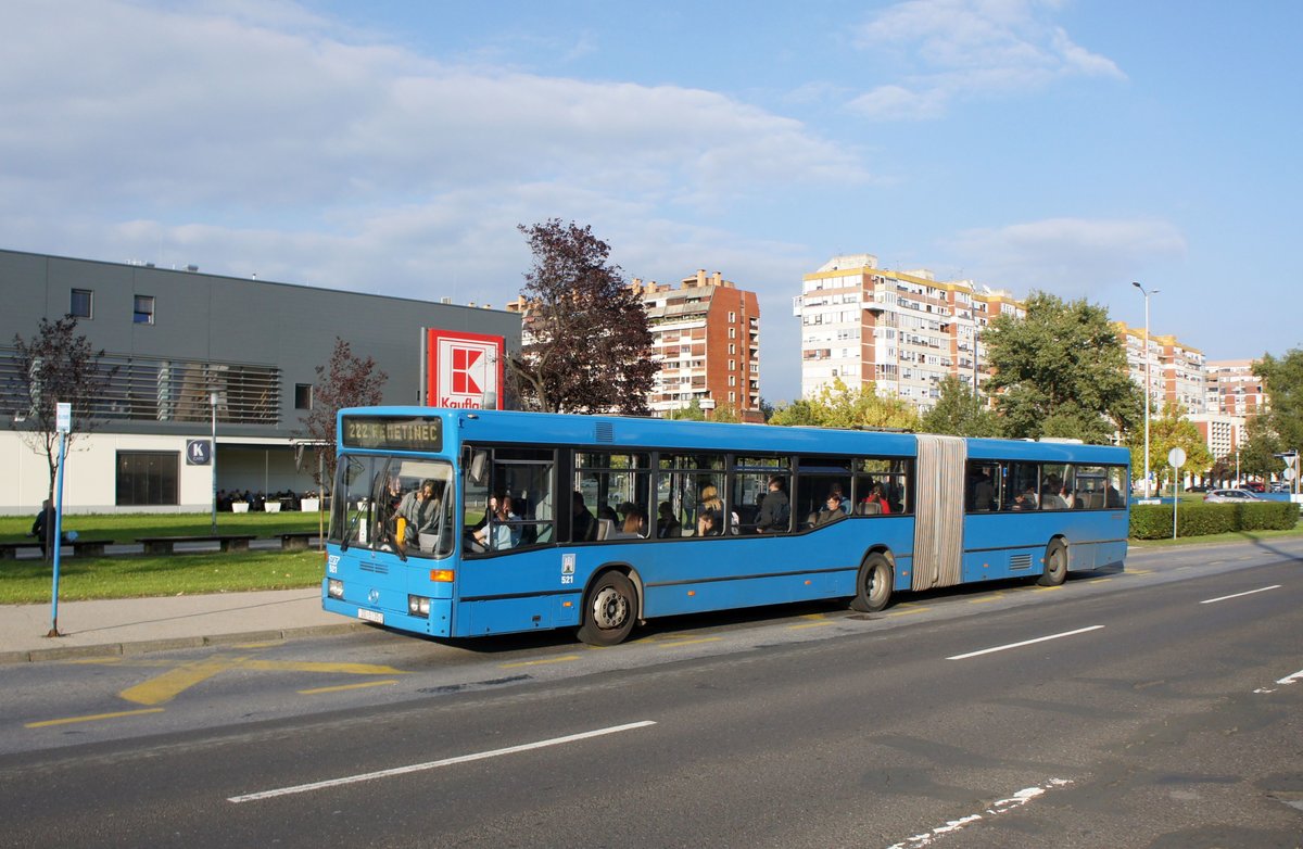 Kroatien / Bus Zagreb / Autobus Zagreb / Zagrebački Električni Tramvaj (ZET): Mercedes-Benz O 405 GN - Wagen 521, aufgenommen im Oktober 2017 an der Haltestelle  Sopot  im Stadtgebiet von Zagreb.