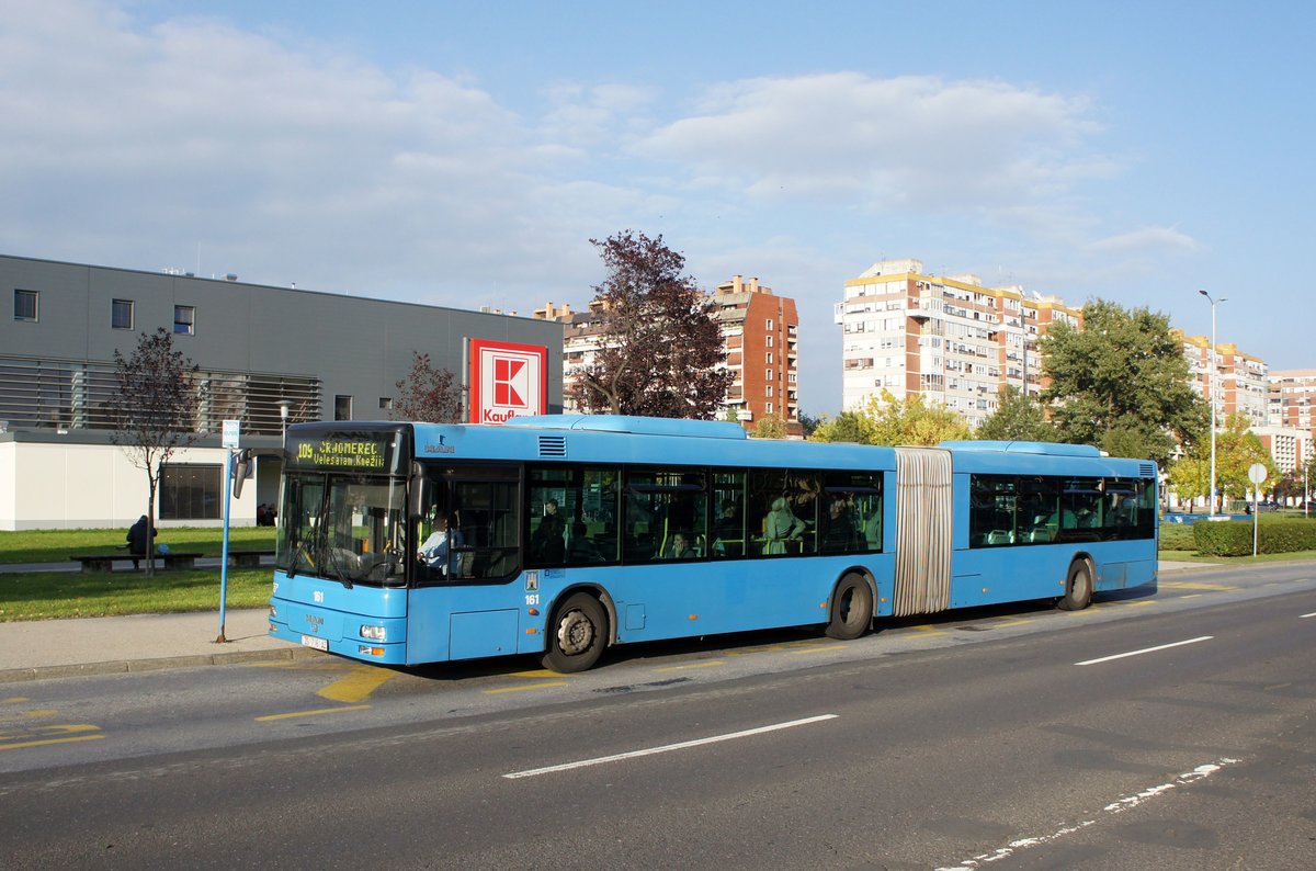 Kroatien / Bus Zagreb / Autobus Zagreb / Zagrebački Električni Tramvaj (ZET): MAN NG - Wagen 161, aufgenommen im Oktober 2017 an der Haltestelle  Sopot  im Stadtgebiet von Zagreb.