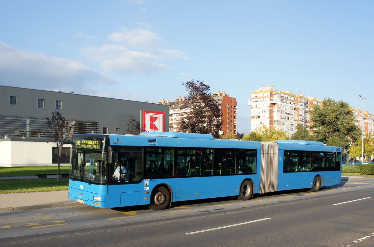 Kroatien / Bus Zagreb / Autobus Zagreb / Zagrebački Električni Tramvaj (ZET): MAN NG - Wagen 158, aufgenommen im Oktober 2017 an der Haltestelle  Sopot  im Stadtgebiet von Zagreb.