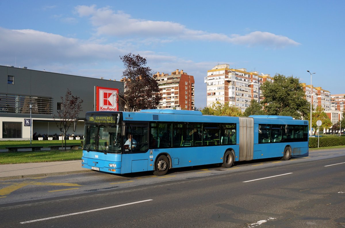 Kroatien / Bus Zagreb / Autobus Zagreb / Zagrebački Električni Tramvaj (ZET): MAN NG - Wagen 160, aufgenommen im Oktober 2017 an der Haltestelle  Sopot  im Stadtgebiet von Zagreb.