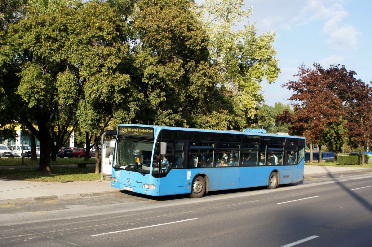 Kroatien / Bus Zagreb / Autobus Zagreb / Zagrebački Električni Tramvaj (ZET): Mercedes-Benz Citaro - Wagen 660, aufgenommen im Oktober 2017 an der Haltestelle  Središće  im Stadtgebiet von Zagreb.