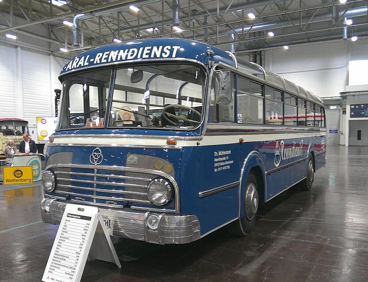 Krupp 010 F4 Bus für den ARAL-Renndienst aus dem Jahr 1957. Ein  Kind  des Ruhrgebiets ist dieser, in Essen gebaute, Krupp Bus mit einem Aufbau der Gebrüder Ludewig, ebenfalls aus Essen. Ursprünglich wurde der Bus 1957 für den Mineralölkonzern ARAL gebaut, welcher den Wagen an Rennstrecken als Renndienst-Bus verwendet hat. Dabei diente der Wagen zur Instandsetzung, Wartung und Betankung der Rennwagen. So war der Bus bis 1972 im Einsatz. Nach seiner Zeit bei ARAL verlor sich die Spur dieses Busses. Erst über 30 Jahre später wurde das Fahrzeug in Österreich wieder entdeckt. Nach mehreren Gesprächen vor Ort, konnte der Bus erworben und zurück nach Deutschland gebracht werden, wo er seine neue Heimat im Sauerland gefunden hat. Bei seiner originalgetreuen Restaurierung wurde auch die Inneneinrichtung mit Maschinen und Werkzeugen rekonstruiert. Seit dem präsentiert sich der Krupp-Bus wieder im originalen Auslieferungszustand. Der Vierzylinderdieselmotor nach dem Zweitaktprinzip hat einen Hubraum von 5775 cm³ und leistet 160 PS. Die Höchstgeschwindigkeit liegt bei 80 km/h. Retro-Classics Essen am 09.03.2026.