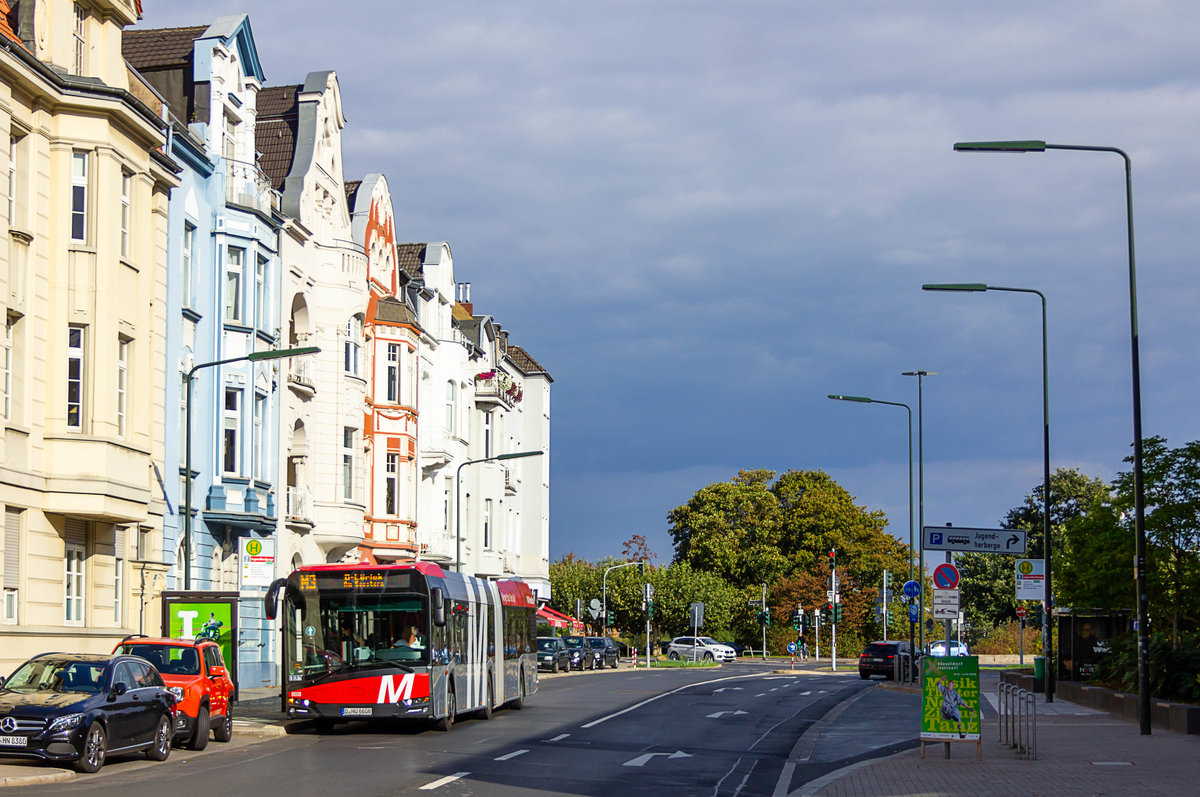 Kurz nach der Einführung des neuen Metrobus-Netzes in Düsseldorf konnte ich am 15.9.2018 den Wagen 8608 auf der Metrobuslinie M3, welche weitestgehend parallel zu den bereits bestehenden Linien 835 und 836 verläuft, in Fahrtrichtung Am Seestern an der Haltestelle Jugendherberge fotografieren.