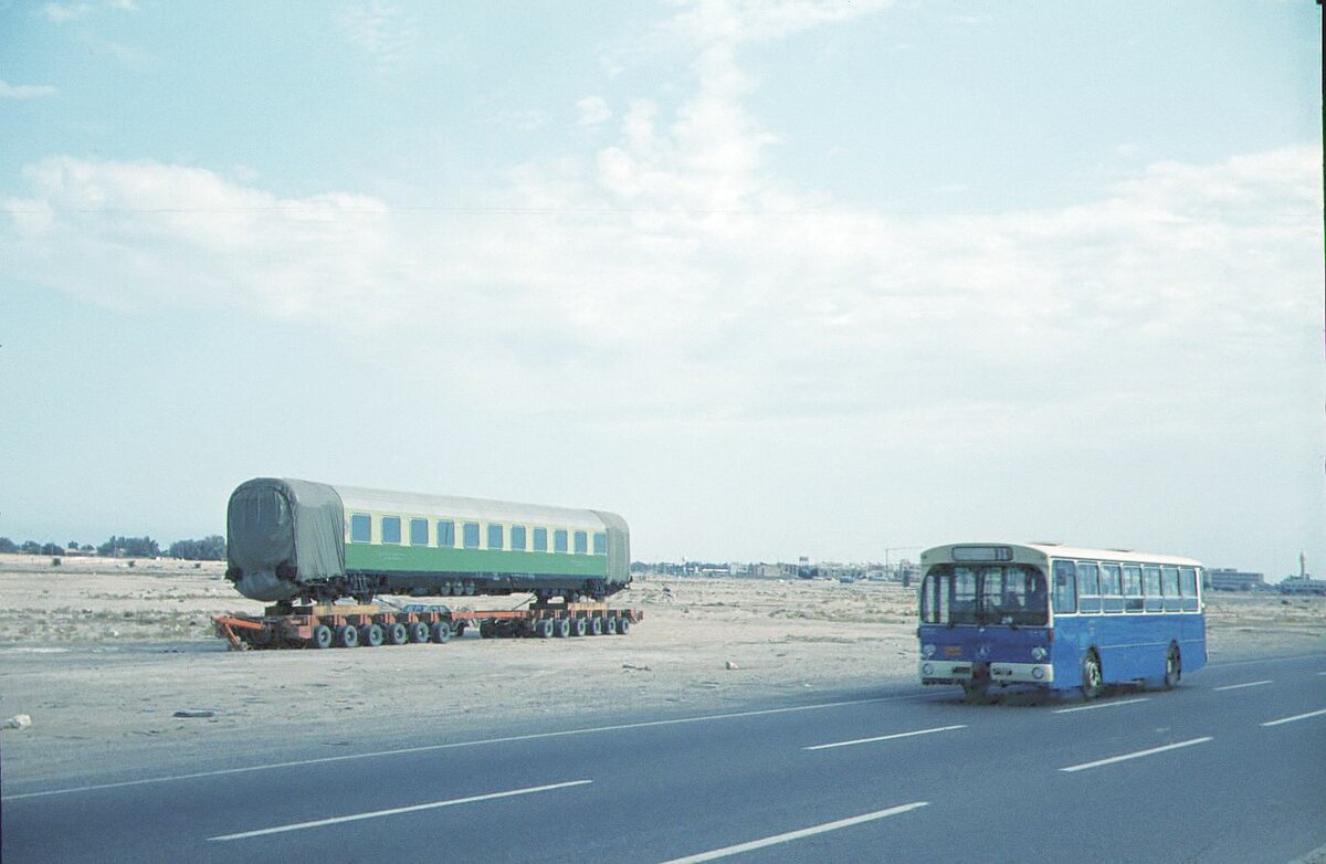 Kuwait 1982 Mercedes Linienbus und Schnellzugwagen für Irakische Staatsbahn im Transit