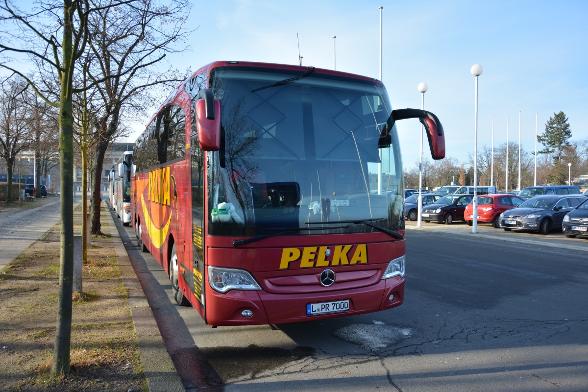 L-PR 7000 steht am 18.01.2015 am Olympischen Platz in Berlin. Aufgenommen wurde ein Mercedes Benz Travego.
