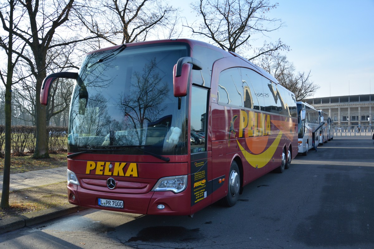 L-PR 7000 steht am 18.01.2015 am Olympischen Platz in Berlin. Aufgenommen wurde ein Mercedes Benz Travego.
