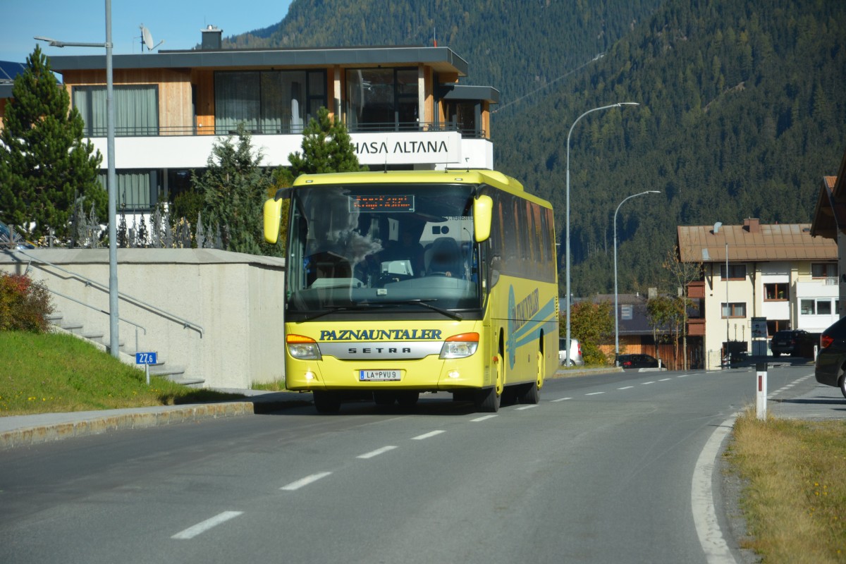 LA-PVU9 fährt am 09.10.2015 auf der Silvretta Hochalpenstraße (Galtür). Aufgenommen wurde ein Setra S 415.
