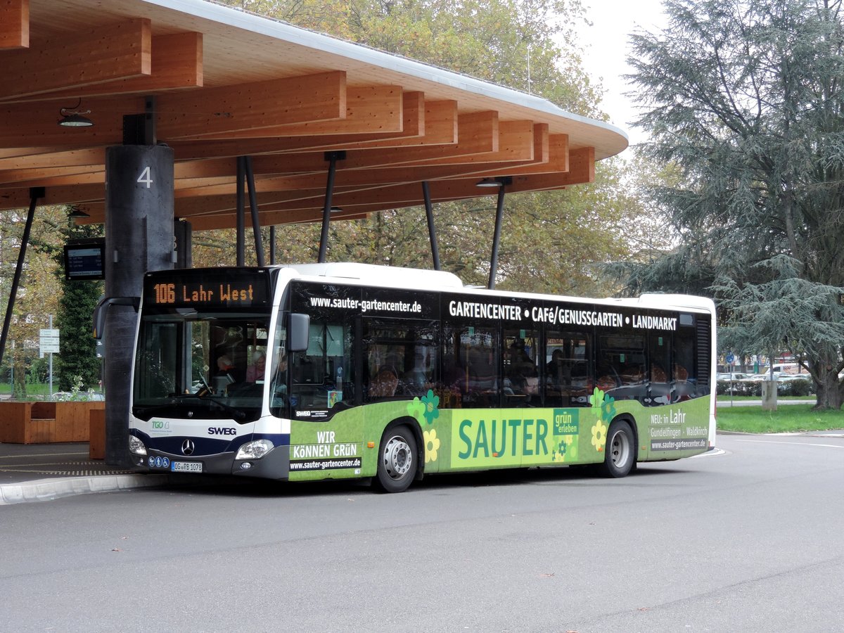 Lahr Schwarzwald - 30.10.2019 : Citaro C2 mit Gartencenter Sauter Werbung am ZOB.