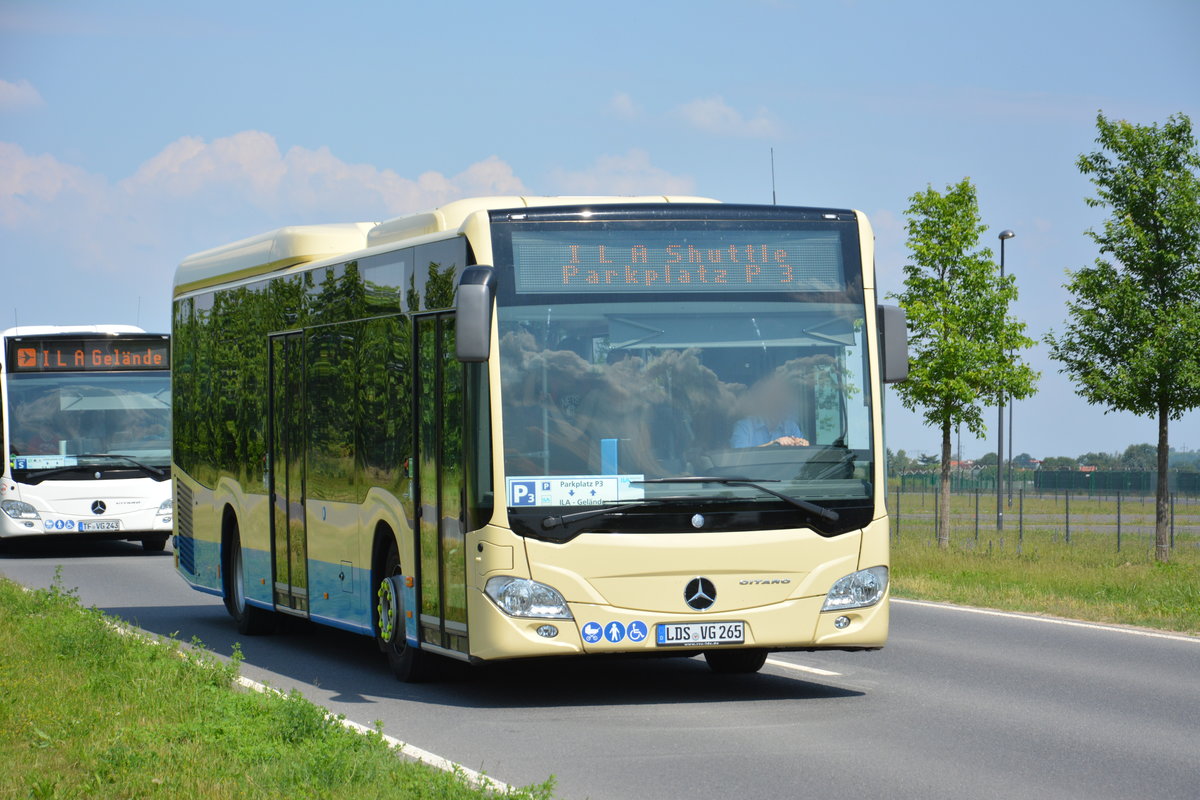 
LDS-VG 265 fährt am 04.06.2016 für die ILA auf der Shuttle-Linie  P3 . Aufgenommen wurde ein Mercedes Benzt Citaro II Low Entry der RVS.