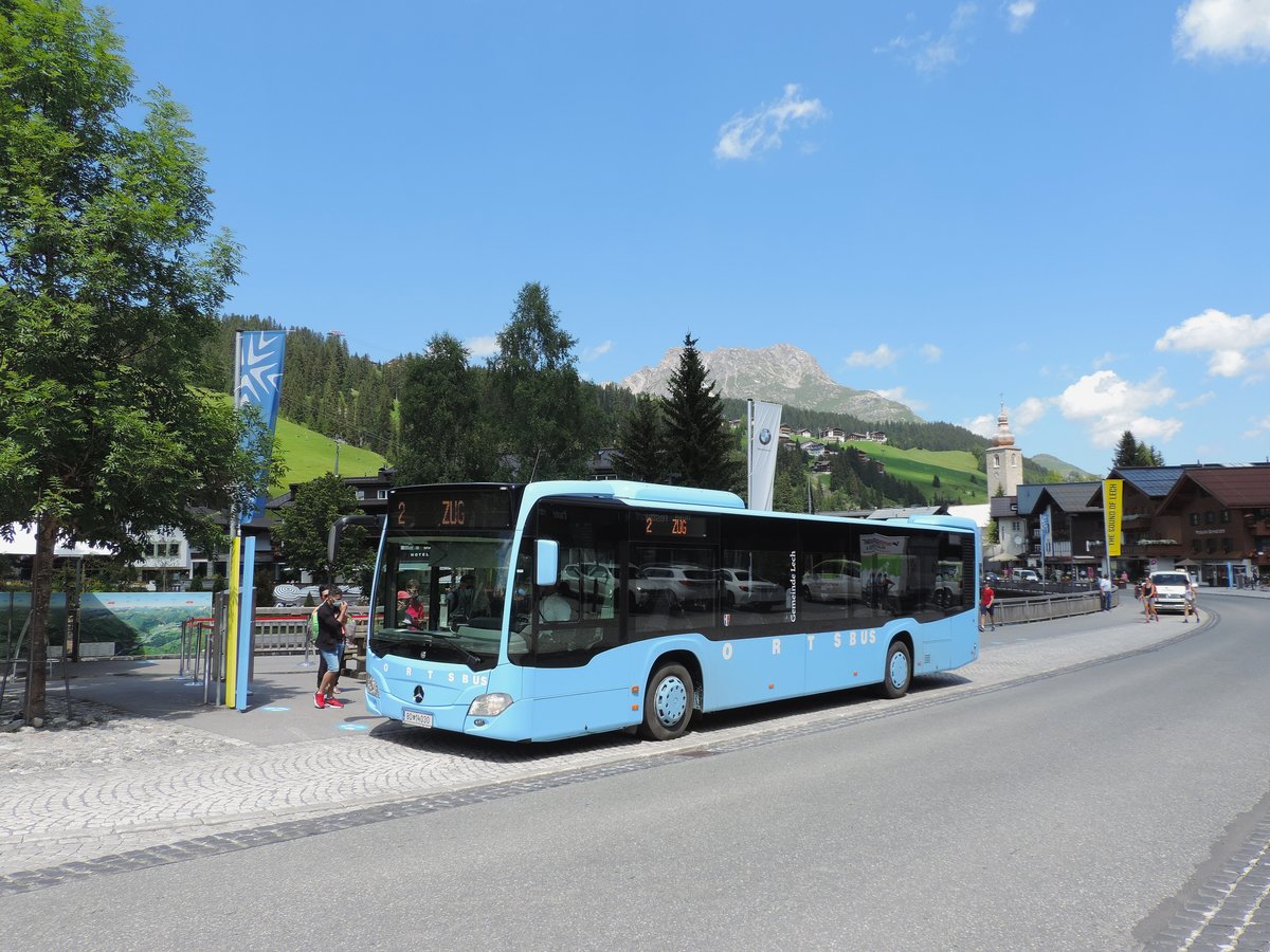 Lech am Arlberg - 30. Juli 2020 : Citaro C2 auf der Linie 2 am Rüfiplatz.