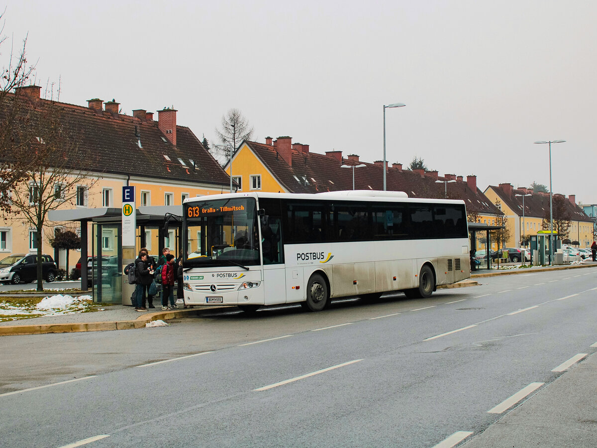 Leibnitz. Am 18.01.2023 trifft der Postbus BD 14555 als Linie 613 Richtung Gralla-Tillmitsch beim Bahnhof Leibnitz ein.
