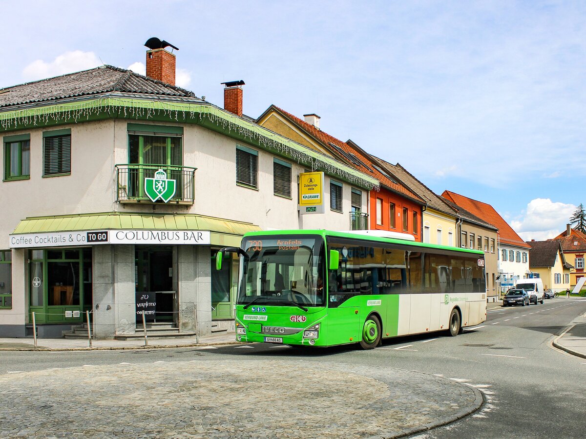 Leibnitz. Am 25.04.2023 biegt ein Iveco Crossway LE line 15m der Graz-Köflacher-Bahn als Linie 730 nach Arnfels in die 27.-Jänner-Straße ein.
