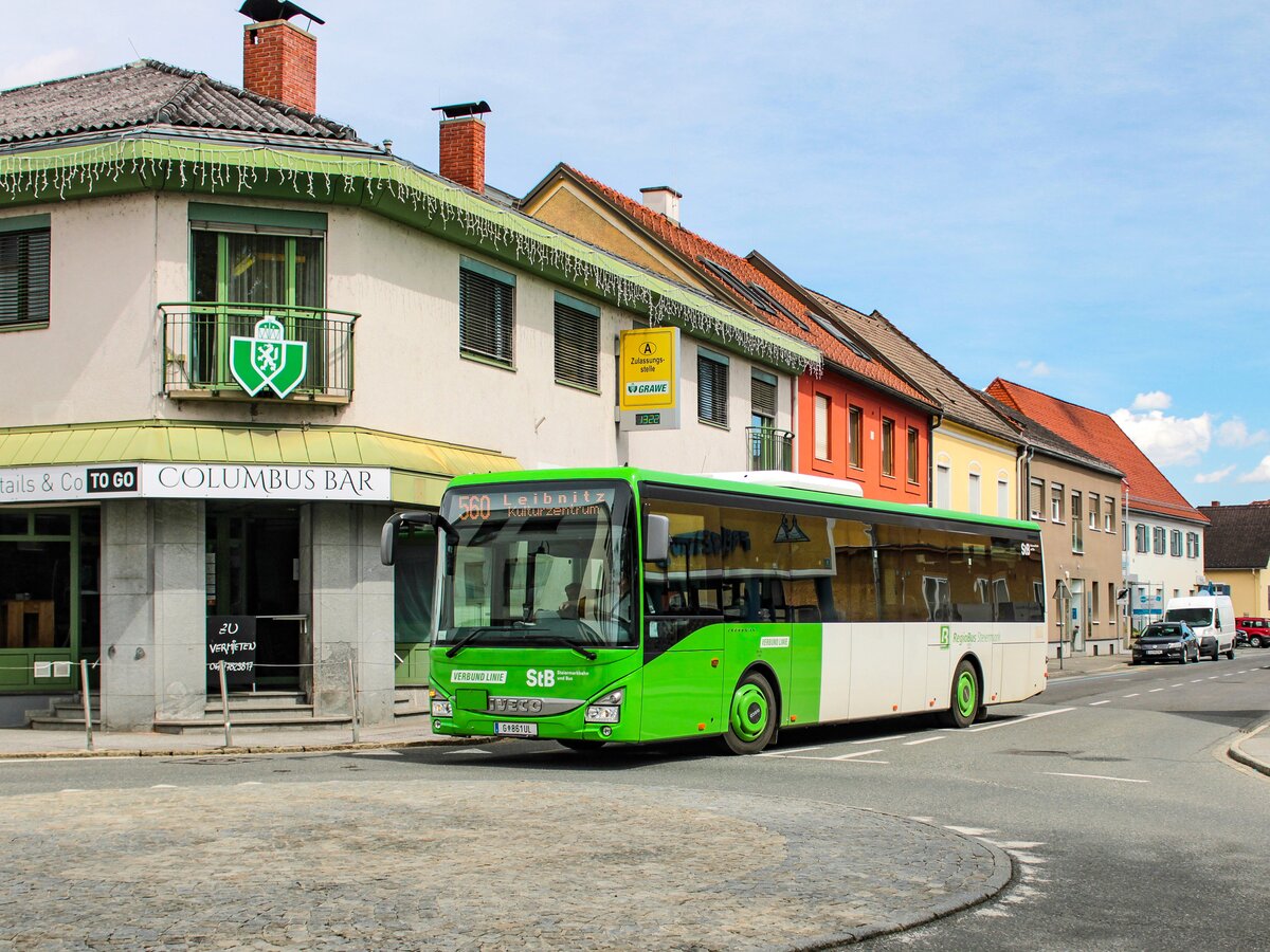 Leibnitz. Am 25.04.2023 biegt ein Iveco Crossway LE line 15m der Steiermarkbahn als Linie 560 nach Leibnitz-Kulturzentrum in die 27.-Jänner-Straße ein.