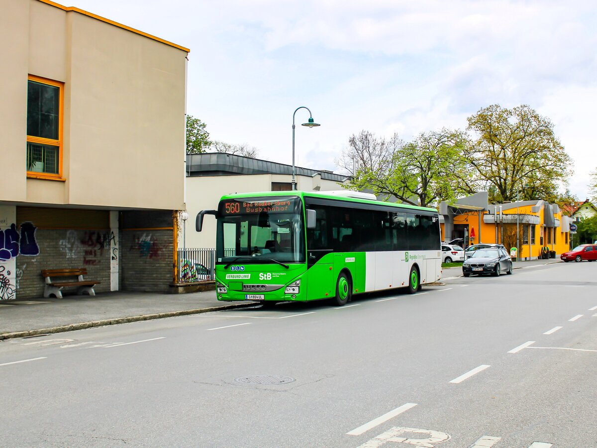 Leibnitz. Am 25.04.2023 steht ein Iveco Crossway LE line 15m der Steiermarkbahn beim Kulturzentrum Leibnitz als Linie 560 nach Bad Radkersburg.