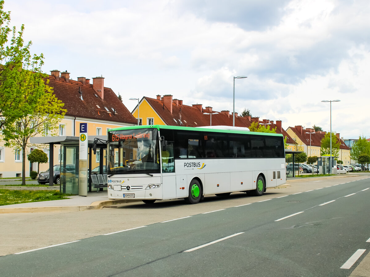 Leibnitz. Am 25.04.2023 steht der Postbus Intouro BD 14370 beim Bahnhofgürtel als Linie 615 nach Wagna.
