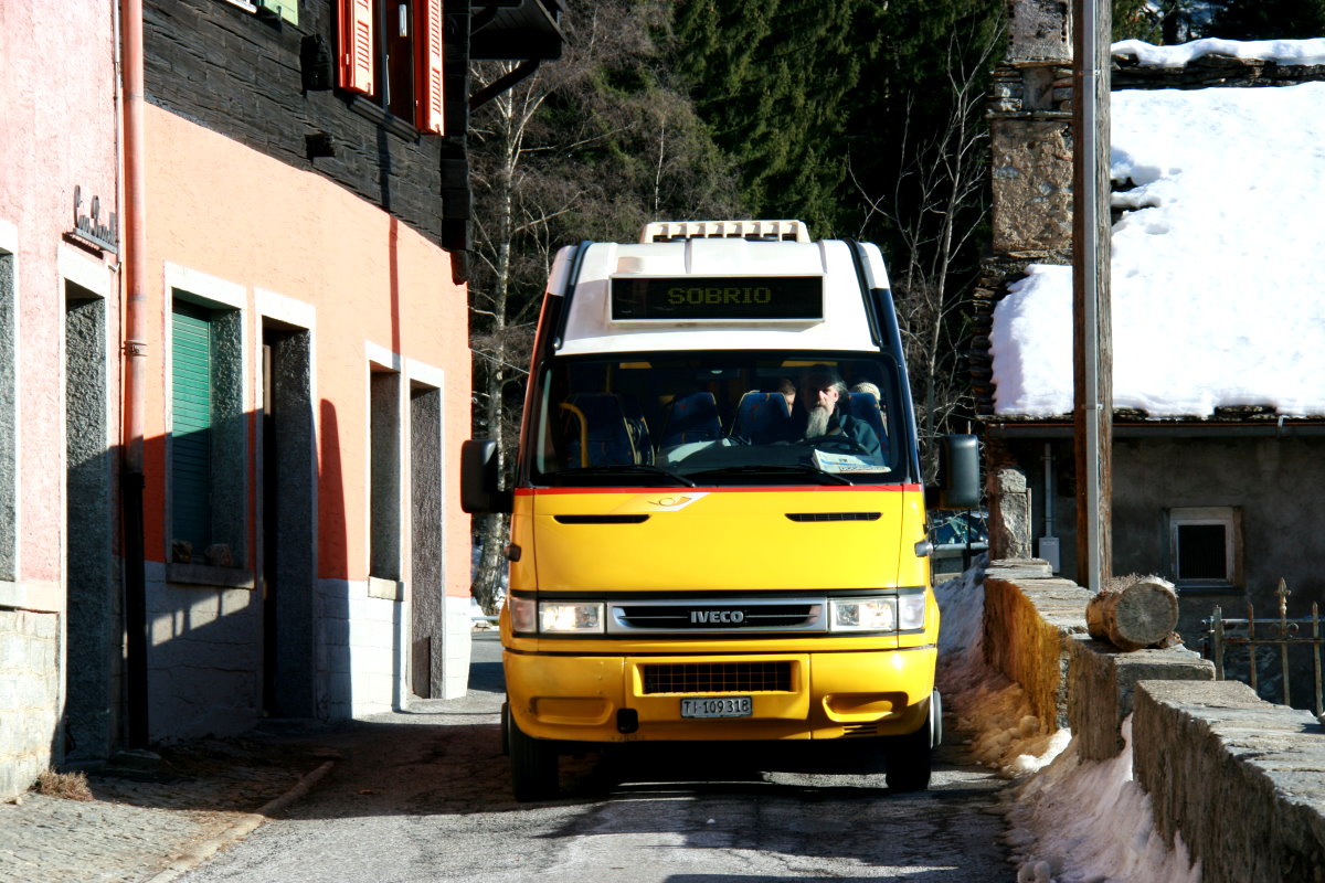 Leider hat der Postautochauffeur die Fahrtzielangabe nicht geändert. Ein Iveco Daily-Postauo auf dem Kurs 62.124 Sobrio - Lavorgo bei der Fahrt durch Anzonico; 08.02.2015