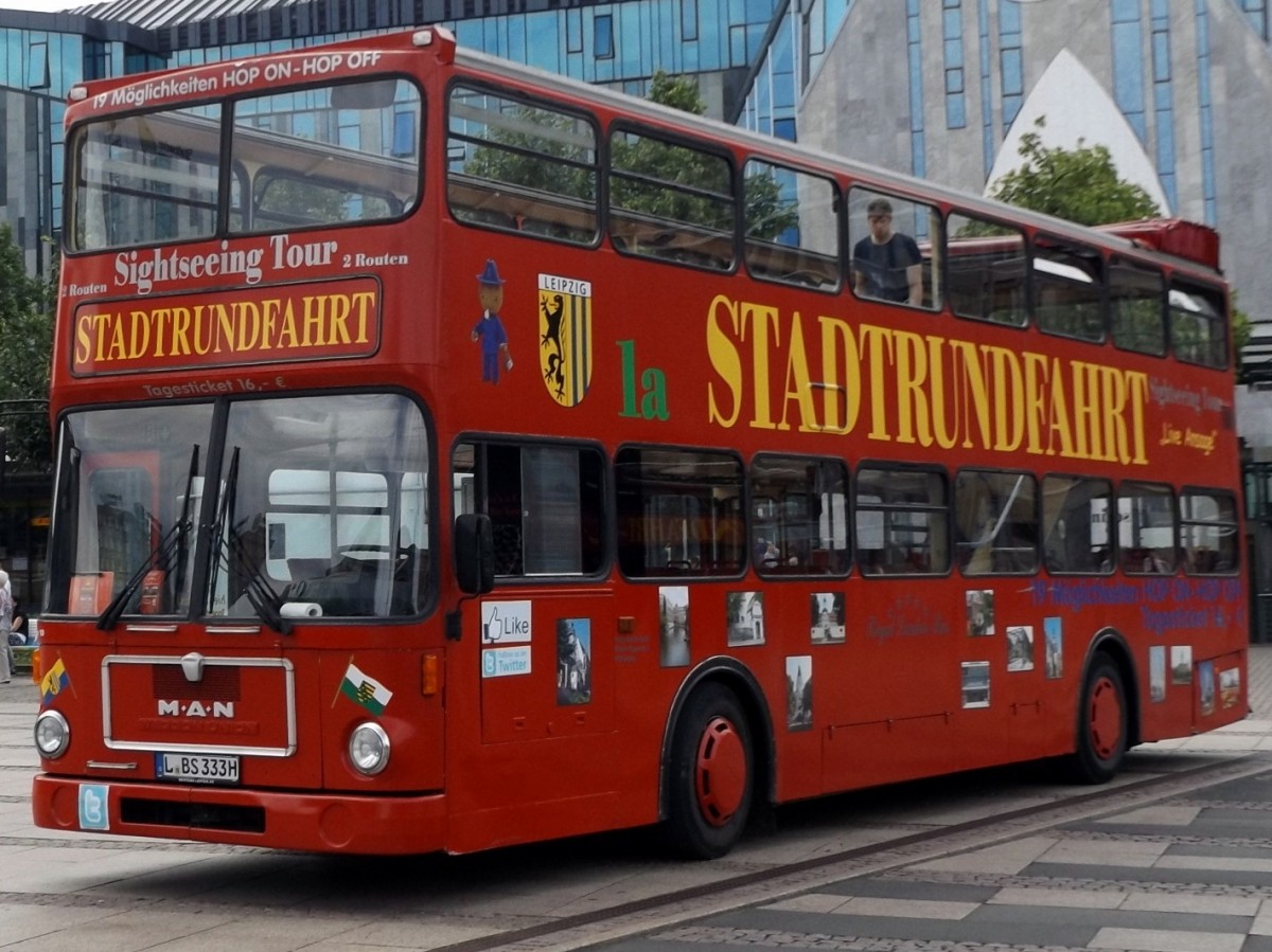 Leipziger Stadtrundfahrt-Bus MAN Waggonunion wartet am 11.07.2015 am Augustusplatz auf Fahrgäste.