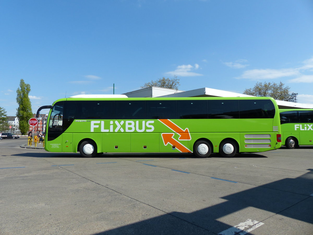 Lenhard, Flixbus MAN Lions Coach, NES-L 808 hier beim verlassen des ZOB in Berlin im Mai 2016.
