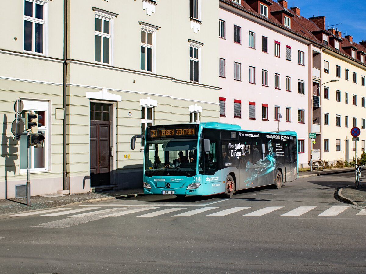 Leoben. Der Stadtverkehr in Leoben in der Obersteiermark, wird von den Stadtwerken Leoben betrieben. Das Unternehmen besitzt hauptsächlich Busse aus dem Hause MAN, der Wagen 34, der einzige Citaro 2, ist hier am 14.02.2024 als Linie 2 in der Vordernberger Straße zu sehen.