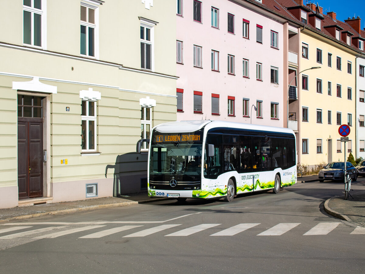 Leoben. Der Stadtverkehr in Leoben in der Obersteiermark, wird von den Stadtwerken Leoben betrieben. Das Unternehmen besitzt hauptsächlich Busse aus dem Hause MAN, der Wagen 34, seit neustem besitzt das Unternehmen allerdings einen eCitaro, dieser ist hier am 14.02.2024 als Linie 2 in der Vordernberger Straße zu sehen.