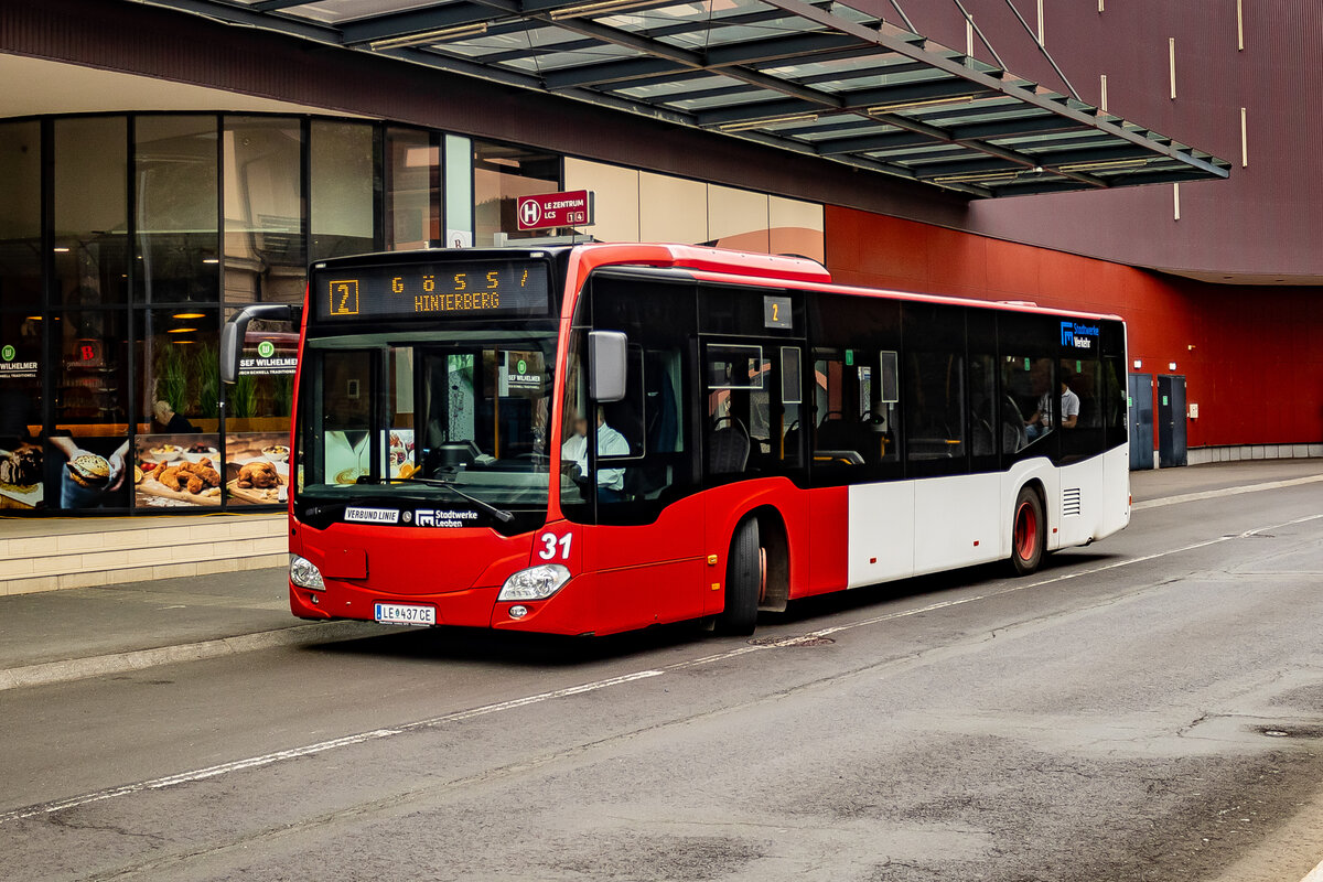 Leoben. Eine spannende Geschichte hat der Wagen 31 hinter: Der Citaro 2 EEV war zuvor in Graz unterwegs, nach der dortigen Ausmusterung wanderte der Bus in die 45 Minuten entfernte Stadt Leoben, wo er fleißig seinen Dienst verrichtet. Am 10.04.2024 ist der Bus hier in Leoben Zentrum als Linie 2 zu sehen.