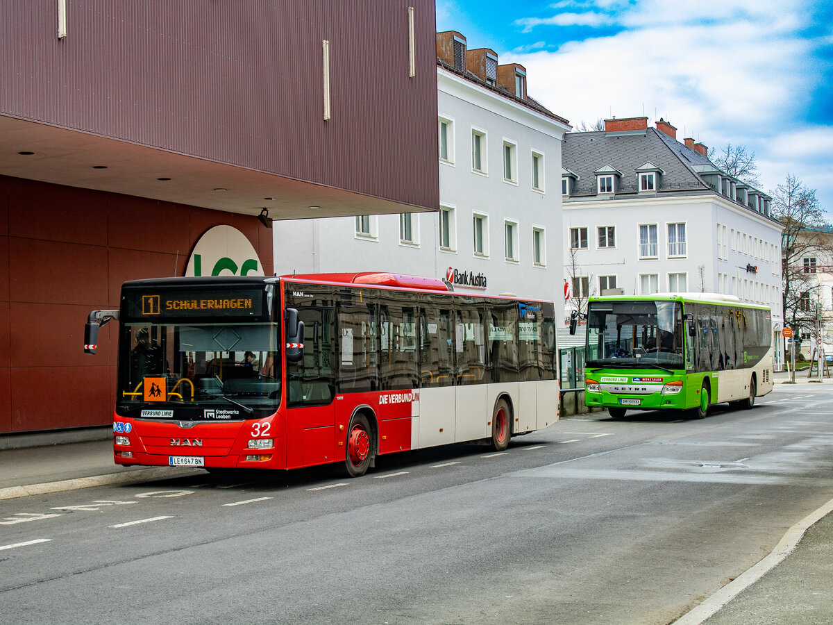 Leoben. Wagen 32 der Stadtwerke Leoben ist hier am 08.03.2024 als Schülerbus beim Zentrum Leoben zu sehen.