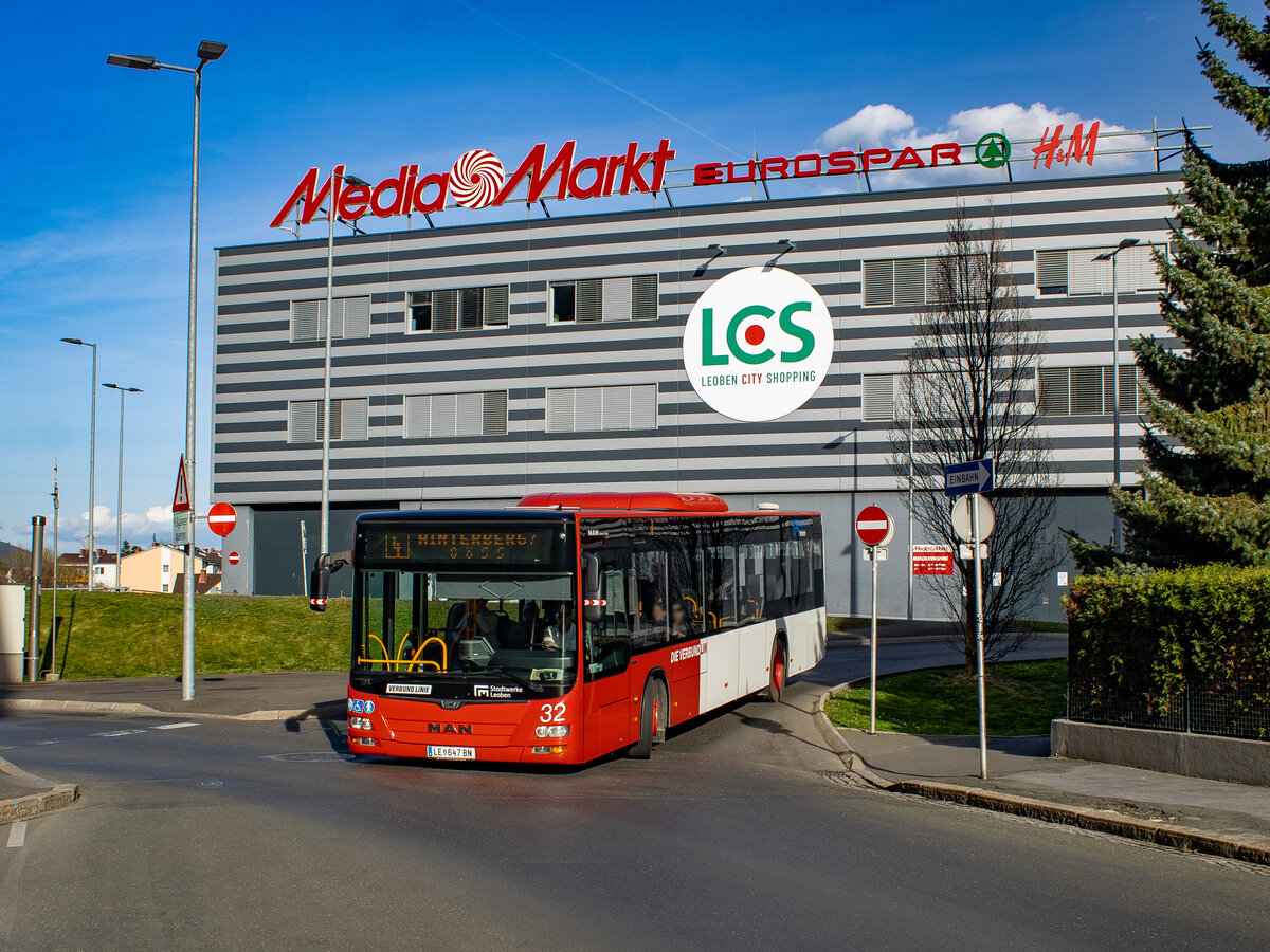 Leoben. Wagen 32 der Stadtwerke Leoben, bricht hier am Abend des 05.04.2024 als Linie 4 bei der Starthaltestelle Leoben Zentrum auf.