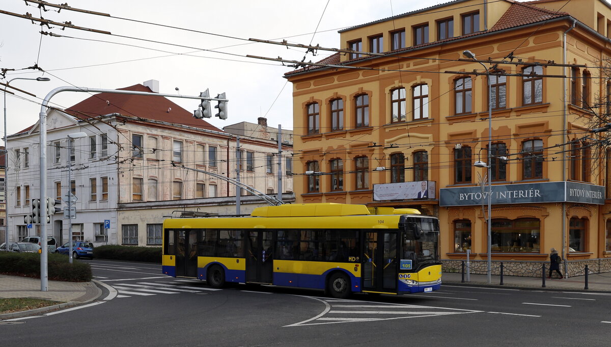 Linie 105 in Teplice, ein Skoda solaris biegt links ab . 12.01.2024 10:00 Uhr.