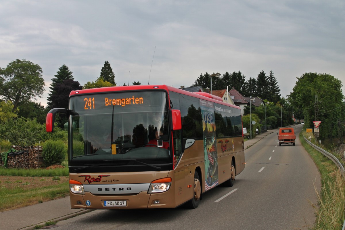 Linie 241 nach Bremgarten am 25.06.2013 als Setar 415 UL von Rast-Reisen, hier am Ortsrand Schllstadts.