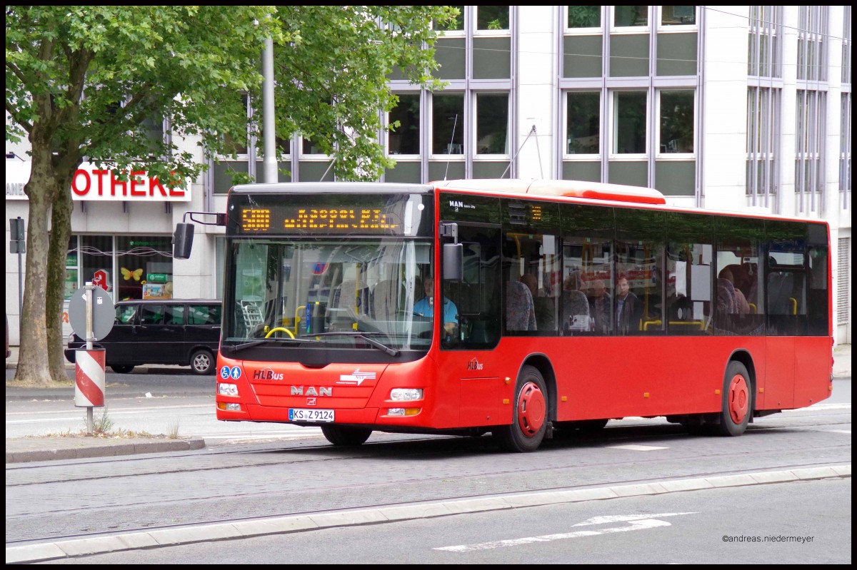 Linie 500 (HLBus) durchquert am 20.06.2015 die Fünffensterstrasse in Kassel.