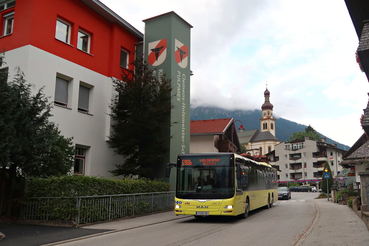 Linie 590b von innbus Regionalverkehr (einer Tochtergesellschaft der Innsbrucker Verkehrsbetriebe) fährt von der Haltestelle Fulpmes Ortsmitte ab. Aufgenommen 24.9.2017.