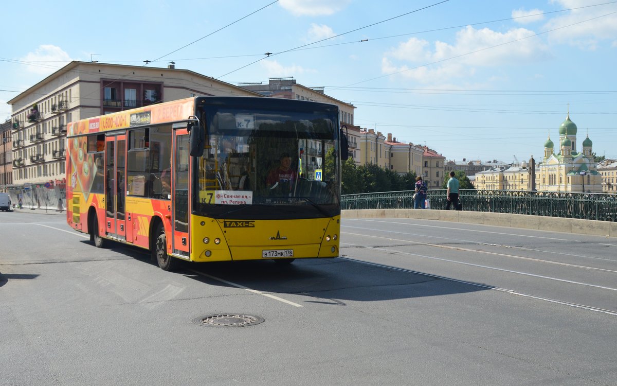 Linienbus (k7) am 25.07.2018 im Stadtzentrum von St. Petersburg.