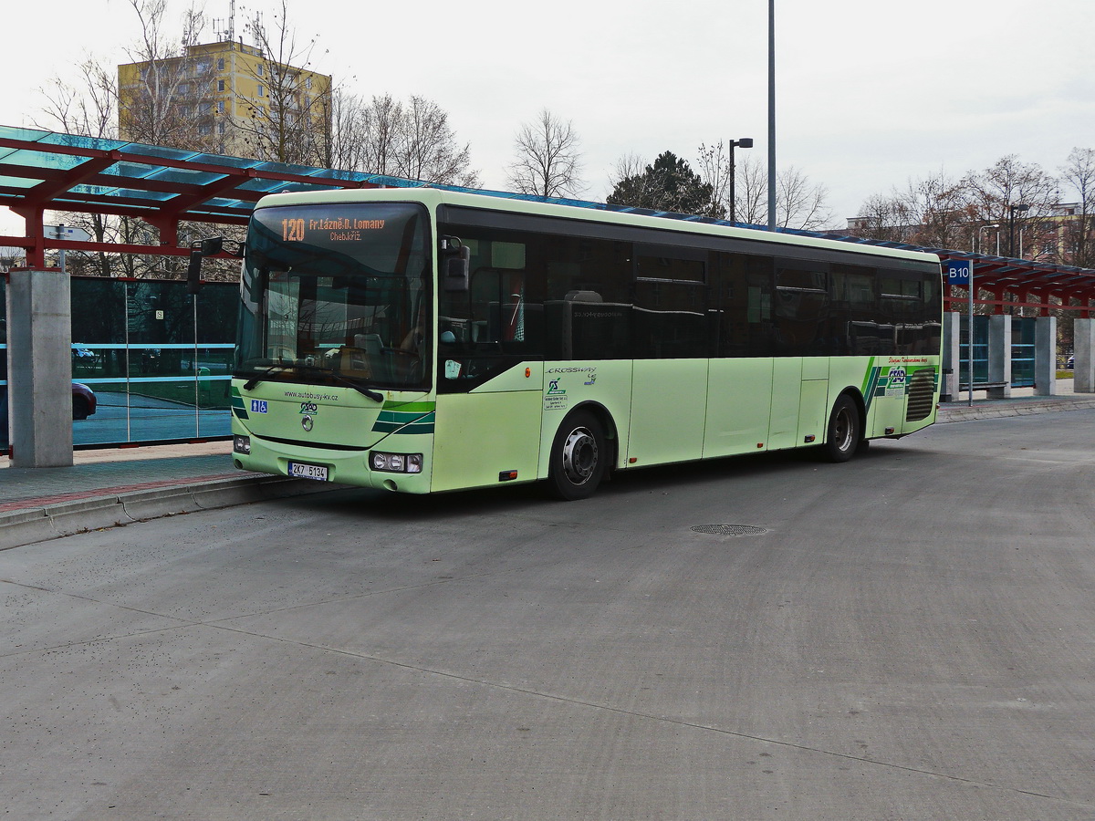 Linienbus nach Franzensbad der Karlovy Vary, Autobusy Karlovy Vary im Busbahnhof Cheb am Bahnhof Cheb am 21. Februar 2019.


