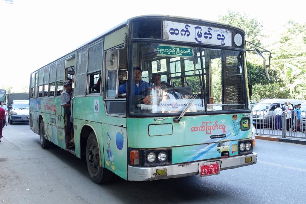 Linienbus in Yangon, Myanmar Dezember 2016