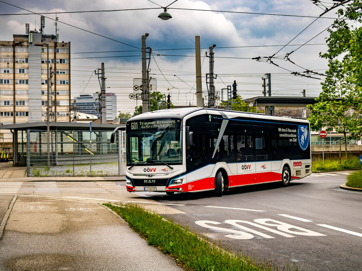 Linz. Erst seit kurzer Zeit, besitzt die Firma Sab tours einige MAN Lions' City 12E. Einer der neuen Busse, ist hier am 04.06.2024 als Linie 601 in der Bahnhofstraße zu sehen.