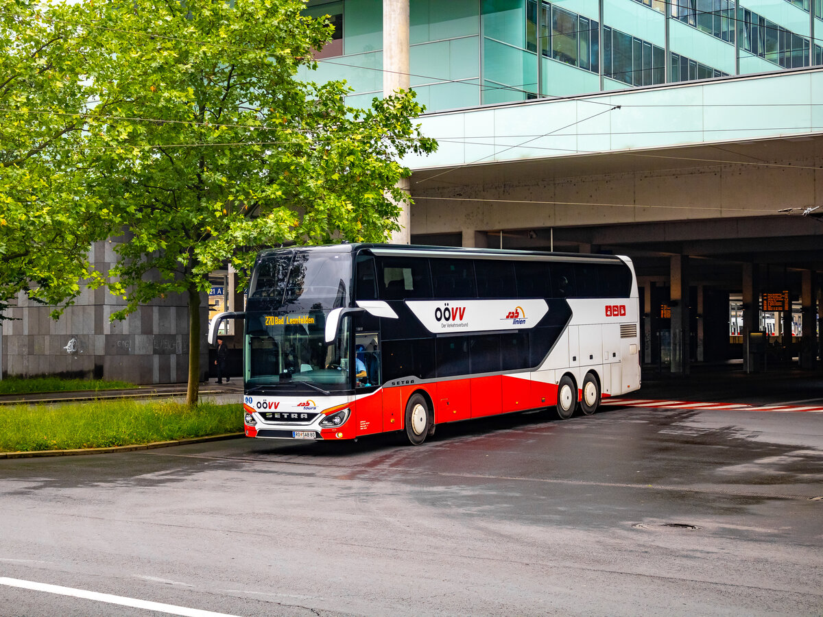 Linz. Wagen 80 der Firma Sab tours, ein Setra S531 DT, ist hier am 04.06.2024 als Linie 270 in der Bahnhofstraße zu sehen.