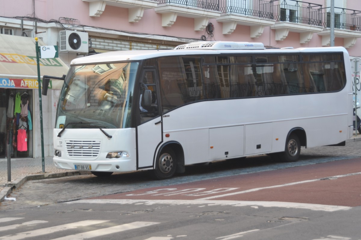 LISBOA (Distrito de Lisboa), 23.04.2014, ein Bus der Gesellschaft RL (Rodoviária de Lisboa) beim Halt in der Haltestelle Areeiro